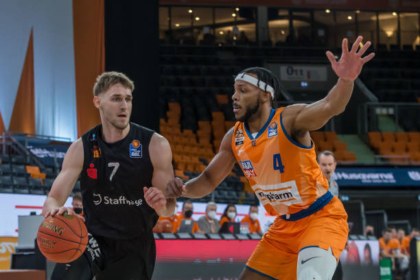 她凭借勤奋 她凭借勤奋